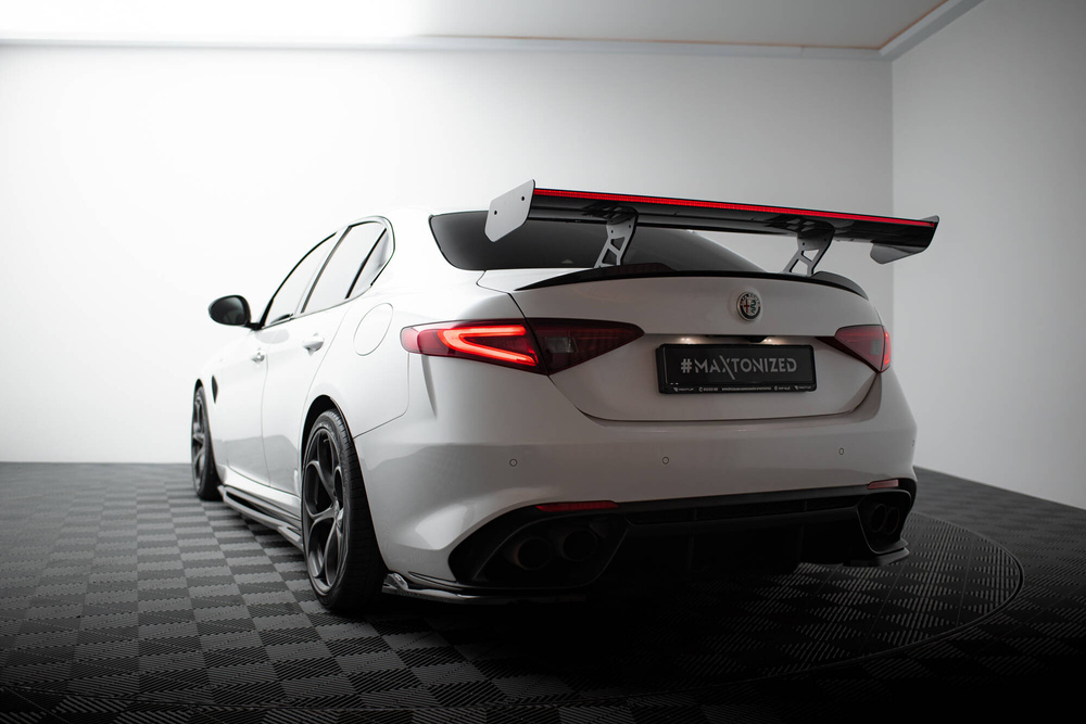 Aleron Carbono con led Maxton Alfa Romeo Giulia Quadrifoglio 2016 -
